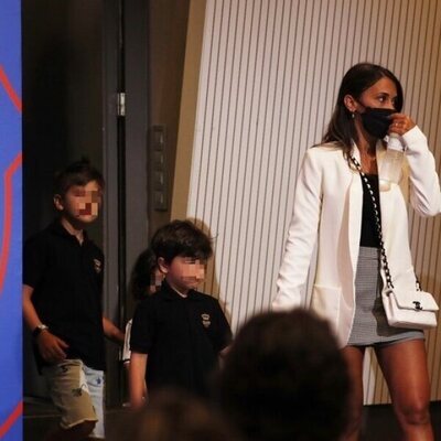 Antonella Roccuzzo y sus hijos en la despedida de Leo Messi del Barça