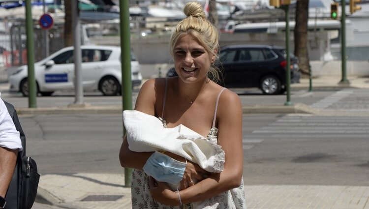 Ivana Icardi sale con su hija Giorgia del hospital tras dar a luz