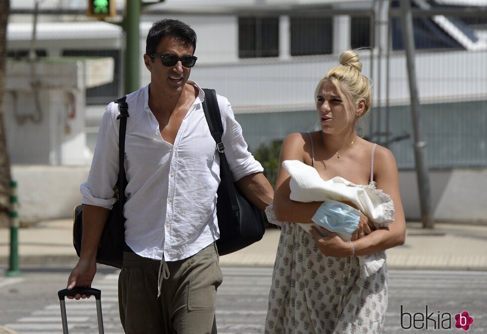 Hugo Sierra e Ivana Icardi salen del hospital con su hija Giorgia tras su nacimiento