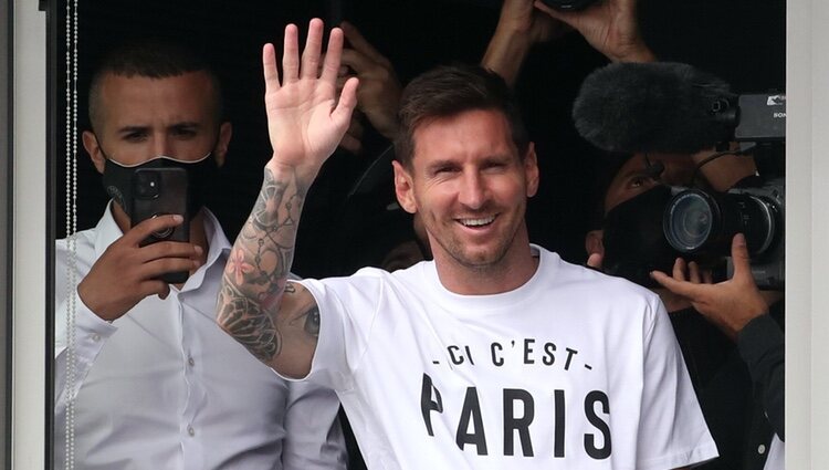 Leo Messi saluda en su llegada a París