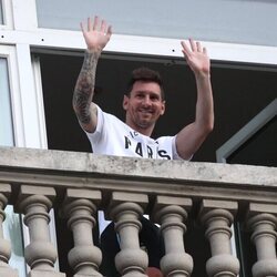 Leo Messi saludando desde un hotel de París