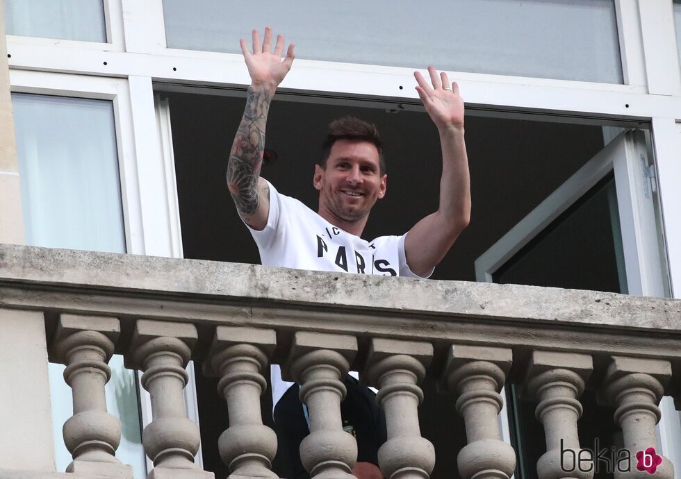 Leo Messi saludando desde un hotel de París