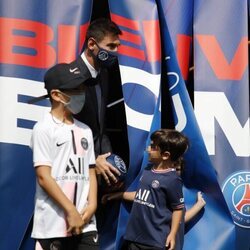 Leo Messi con sus tres hijos en su presentación en el PSG