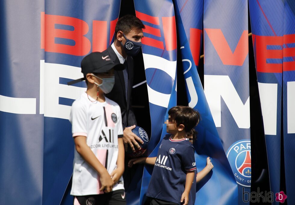 Leo Messi con sus tres hijos en su presentación en el PSG