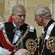 El Príncipe Carlos y el Príncipe Andrés hablando en la procesión de la Orden de la Jarretera