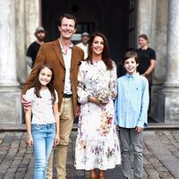 Joaquín y Marie de Dinamarca y sus hijos Enrique y Athena de Dinamarca en el teatro en Copenhague