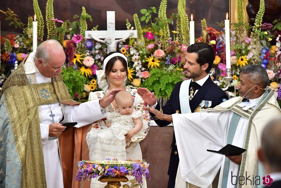 Julian de Suecia en su bautizo junto a Carlos Felipe y Sofia de Suecia