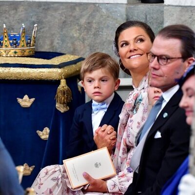 Victoria y Daniel de Suecia con su hijo Oscar de Suecia en el bautizo de Julian de Suecia