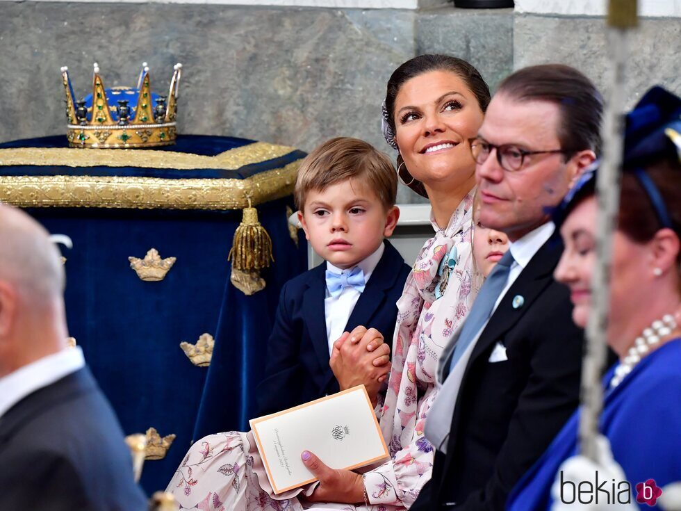 Victoria y Daniel de Suecia con su hijo Oscar de Suecia en el bautizo de Julian de Suecia