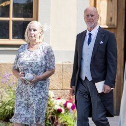 Erik y Marie Hellqvist en el bautizo de Julian de Suecia
