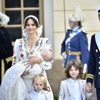 Carlos Felipe y Sofia de Suecia con sus hijos Alejandro, Gabriel y Julian en el bautizo de Julian de Suecia