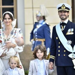 Carlos Felipe y Sofia de Suecia con sus hijos Alejandro, Gabriel y Julian en el bautizo de Julian de Suecia