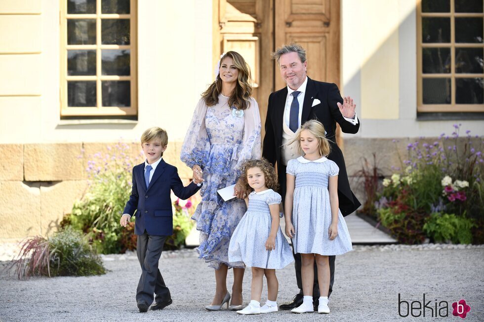 Magdalena de Suecia y Chris O'Neill con sus hijos Leonor, Nicolás y Adrienne en el bautizo de Julian de Suecia