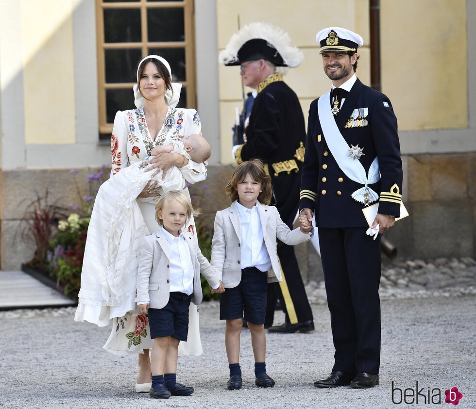 Carlos Felipe y Sofia de Suecia y sus hijos Alejandro, Gabriel y Julian de Suecia en el bautizo de Julian de Suecia