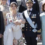 Carlos Felipe de Suecia y Sofia Hellqvist con su hijo Julian de Suecia en su bautizo