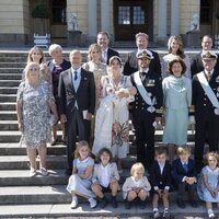 La Familia Real Sueca y la familia de Sofia de Suecia en el bautizo de Julian de Suecia