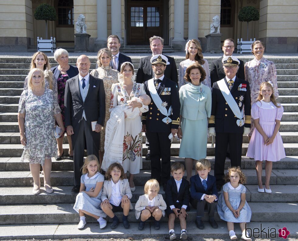 La Familia Real Sueca y la familia de Sofia de Suecia en el bautizo de Julian de Suecia