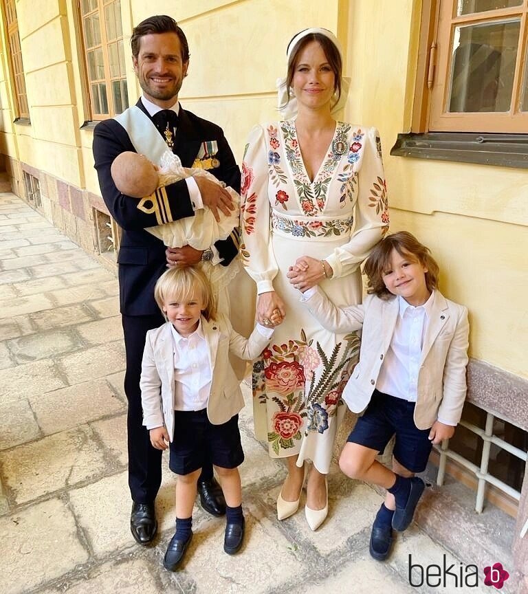 Carlos Felipe y Sofia de Suecia posan con sus hijos Alejandro, Gabriel y Julian en el bautizo de Julian de Suecia