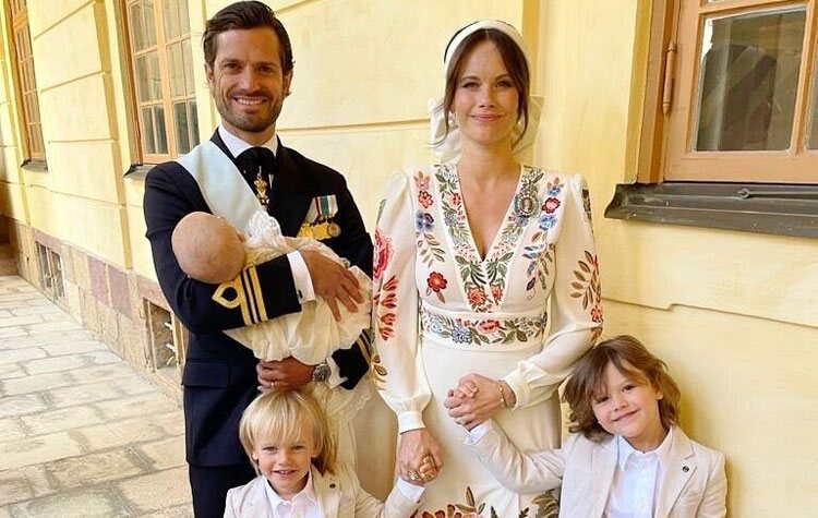 Carlos Felipe y Sofia de Suecia posan con sus hijos Alejandro, Gabriel y Julian en el bautizo de Julian de Suecia