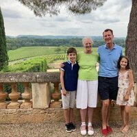 Margarita de Dinamarca con su hijo Joaquín de Dinamarca y sus nietos Enrique y Athena en el Castillo de Cayx