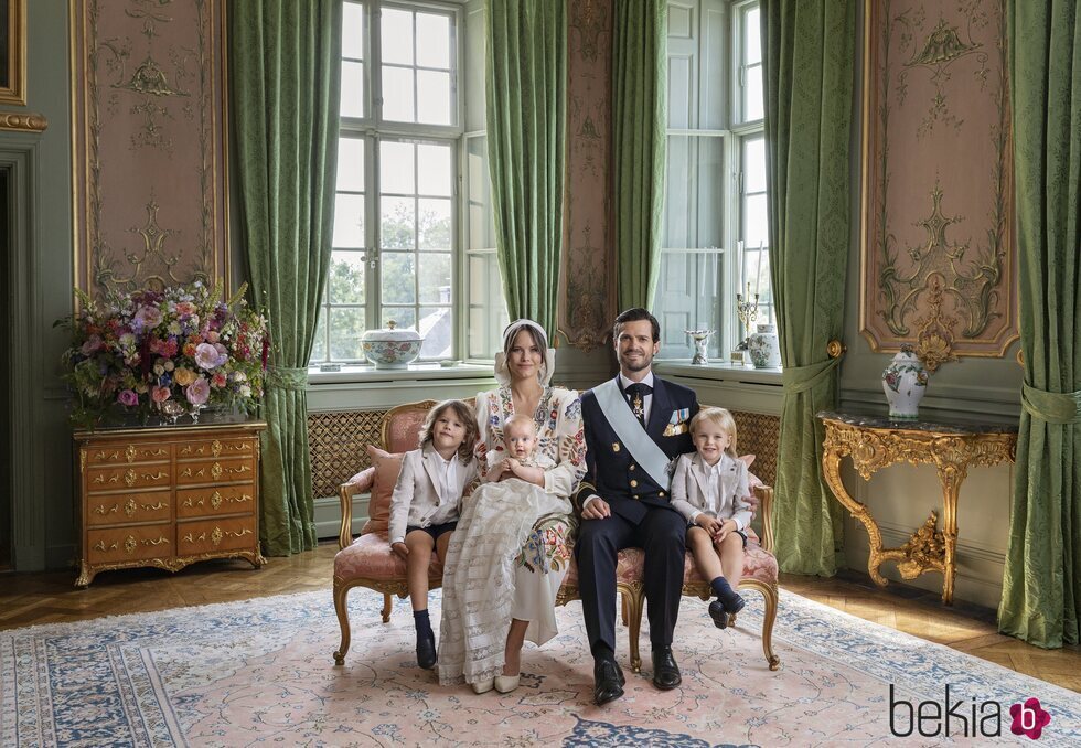 Foto oficial de Carlos Felipe y Sofia de Suecia y sus hijos Alejandro, Gabriel y Julian de Suecia en el bautizo de Julian de Suecia