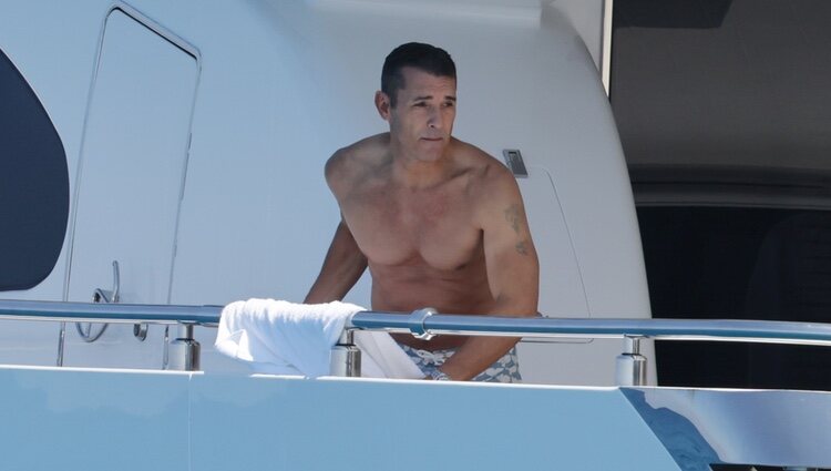 Jesús Vázquez a bordo de un barco en Ibiza