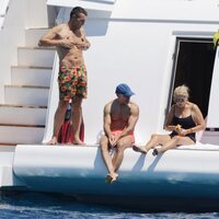 Jesús Vázquez con su marido y amigas en un barco en Ibiza