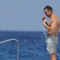 Jesús Vázquez se ducha en un barco en Ibiza
