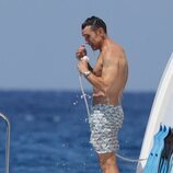 Jesús Vázquez se ducha en un barco en Ibiza