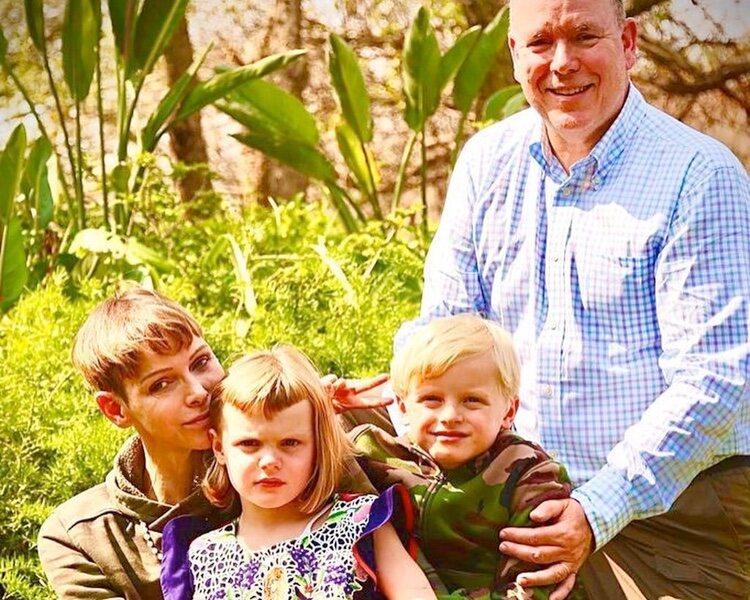 El Príncipe Alberto de Mónaco y Charlene de Mónaco posan junto a sus hijos en su reencuentro