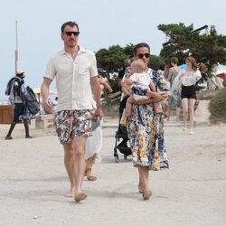 Michael Fassbender y Alicia Vikander en Ibiza con su hijo