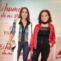 Paloma Segrelles y su madre en el estreno de la obra 'El humor de mi vida'