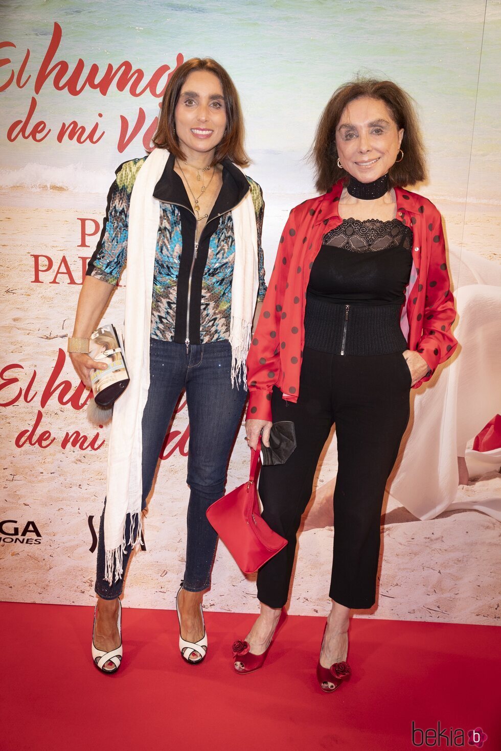 Paloma Segrelles y su madre en el estreno de la obra 'El humor de mi vida'