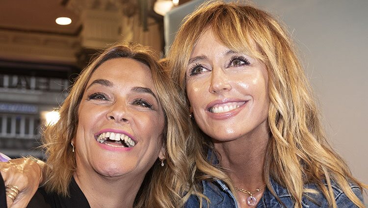 Toñi Moreno y Emma García se hacen un selfie en el estreno de la obra de teatro 'El humor de mi vida'