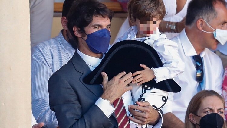 Cayetano Rivera con su hijo en la tradicional corrida Goyesca de Ronda 2021