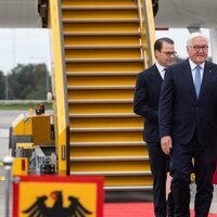 Victoria y Daniel de Suecia en la recepción al Presidente de Alemania y a su esposa en el aeropuerto de Arlanda