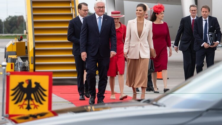 Victoria y Daniel de Suecia en la recepción al Presidente de Alemania y a su esposa en el aeropuerto de Arlanda