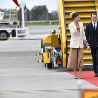 Victoria y Daniel de Suecia con el Presidente de Alemania y su esposa en el aeropuerto de Arlanda