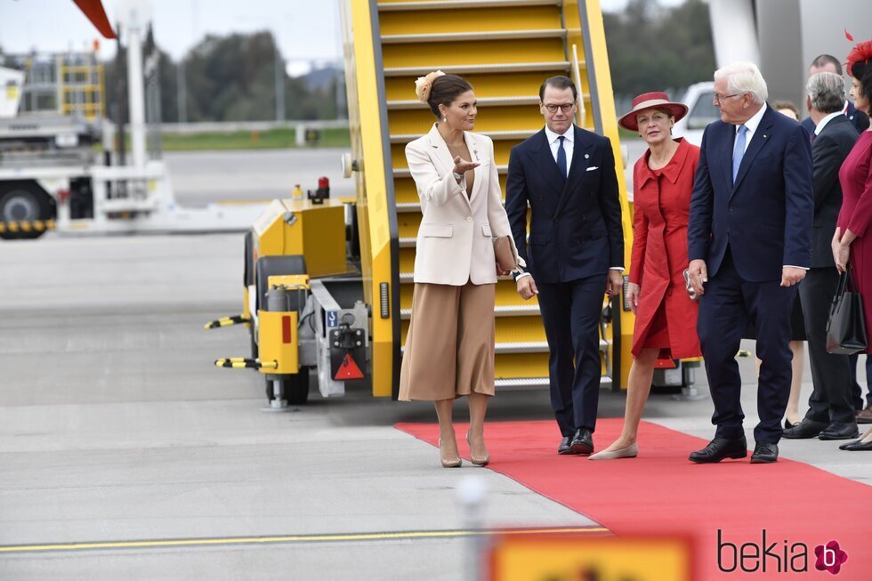 Victoria y Daniel de Suecia con el Presidente de Alemania y su esposa en el aeropuerto de Arlanda