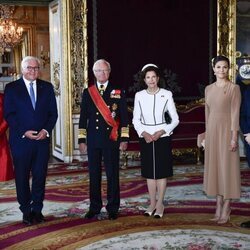 Carlos Gustavo y Silvia de Suecia y Victoria y Daniel de Suecia con el Presidente de Alemania y su esposa en la bienvenida por su Visita de Estado a Suecia