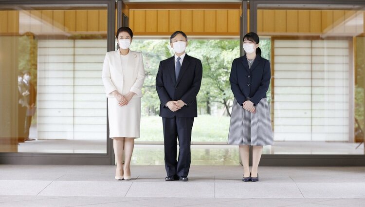 Los Emperadores Naruhito y Masako de Japón y su hija Aiko de Japón en su mudanza del Palacio de Akasaka al Palacio Imperial de Tokyo