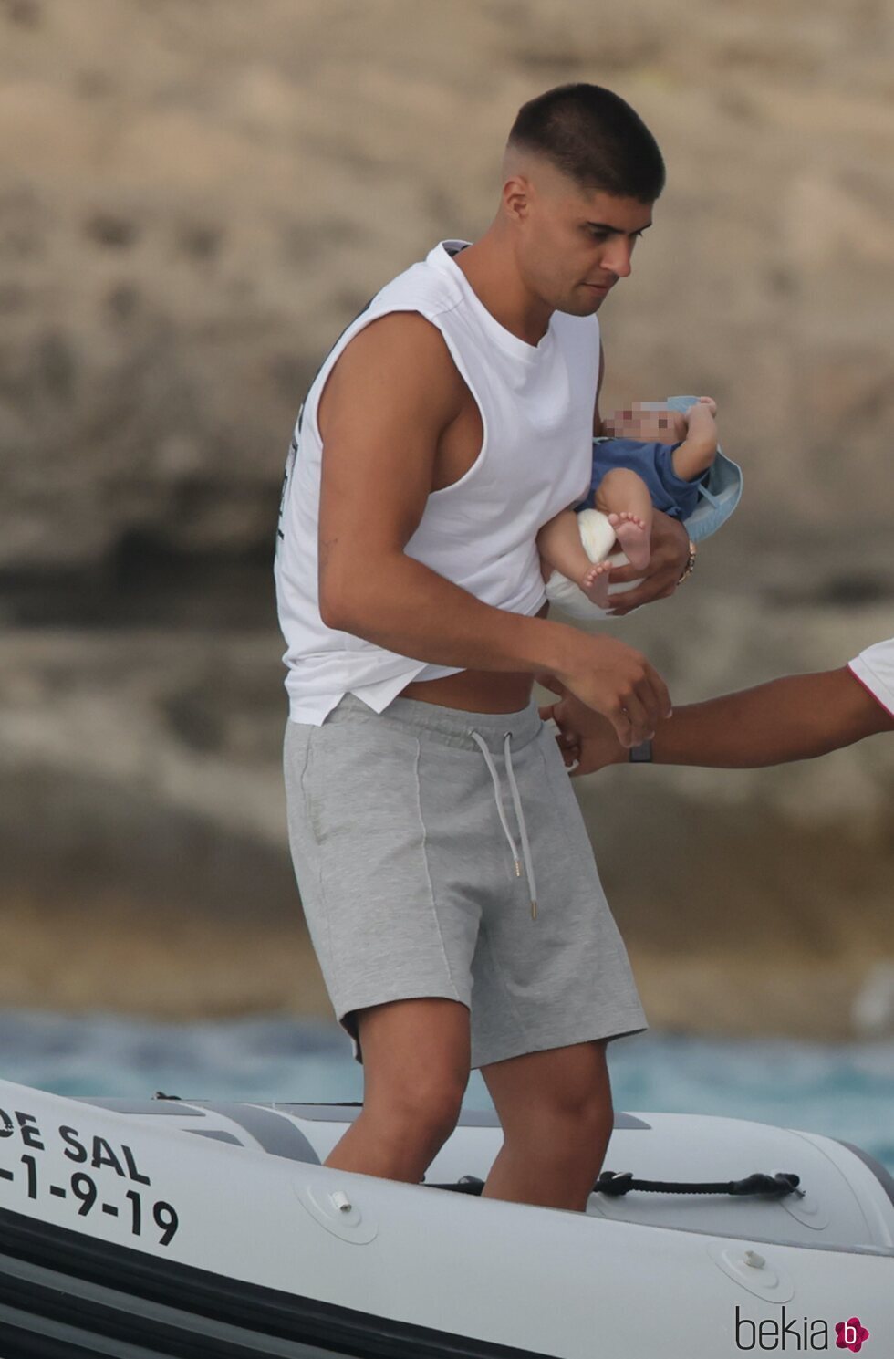 Javier Tudela con su bebé en brazos en Ibiza