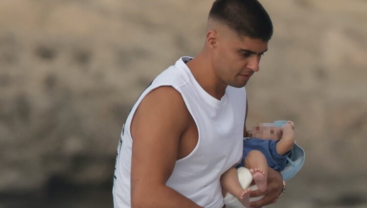 Javier Tudela con su bebé en brazos en Ibiza