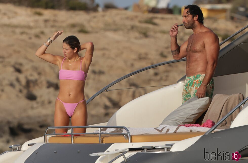 Anita Matamoros y su novio disfrutando de sus vacaciones en Ibiza