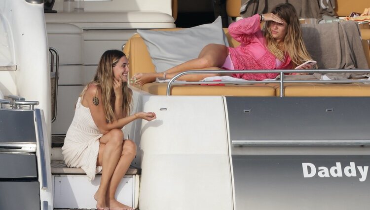 Anita Matamoros con su cuñada en Ibiza
