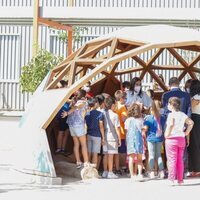 La Reina Letizia con unos escolares en la apertura del curso escolar 2021/2022 en Zuera