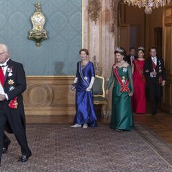 Carlos Gustavo de Suecia con Frank-Walter Steinmeier, Silvia de Suecia con Elke Büdenbender y Victoria y Daniel de Suecia en la cena de gala al Presidente