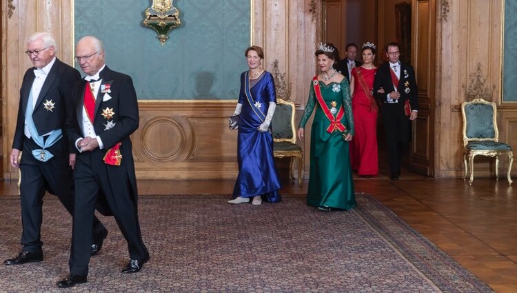 Carlos Gustavo de Suecia con Frank-Walter Steinmeier, Silvia de Suecia con Elke Büdenbender y Victoria y Daniel de Suecia en la cena de gala al Presidente