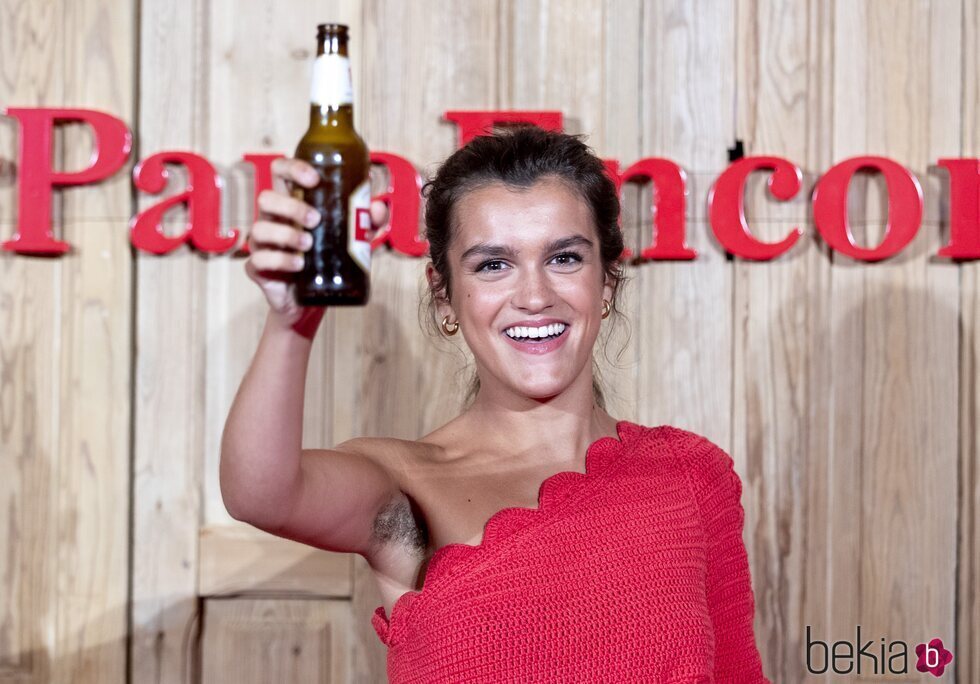 Amaia Romero brinda con cerveza en la presentación de un anuncio