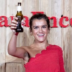 Amaia Romero brinda con cerveza en la presentación de un anuncio